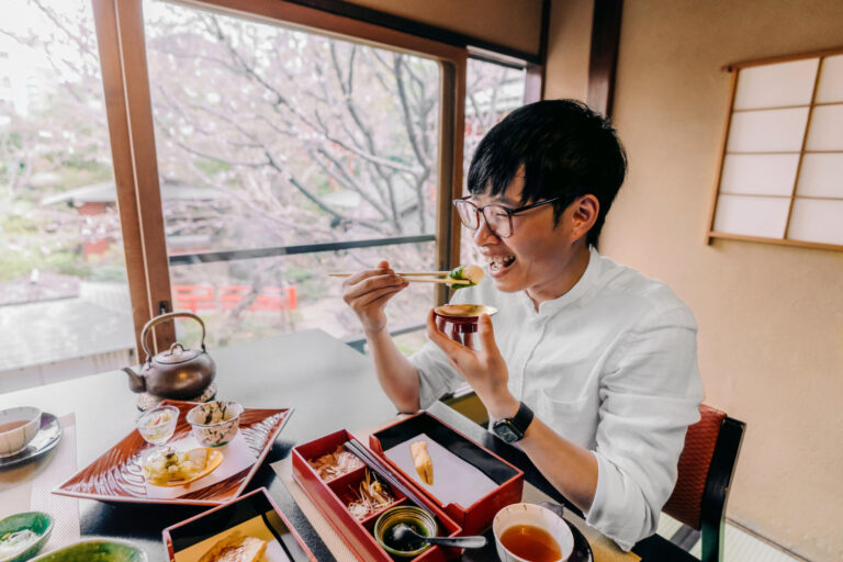 Personne japonaise disant Itadakimasu avant de commencer un repas traditionnel