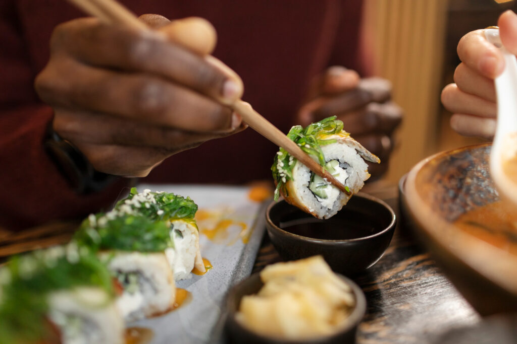 Repas japonais traditionnel illustrant la signification de l'expression Itadakimasu