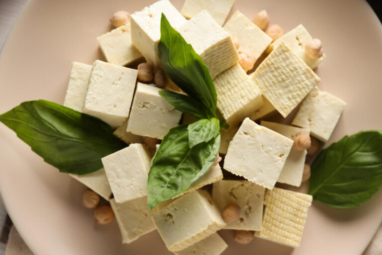 Bloc de tofu nature frais sur une planche avant sa préparation en cuisine
