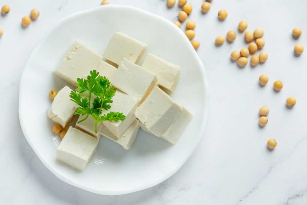 Différentes variétés de tofu ferme, soyeux et fumé prêtes à être cuisinées