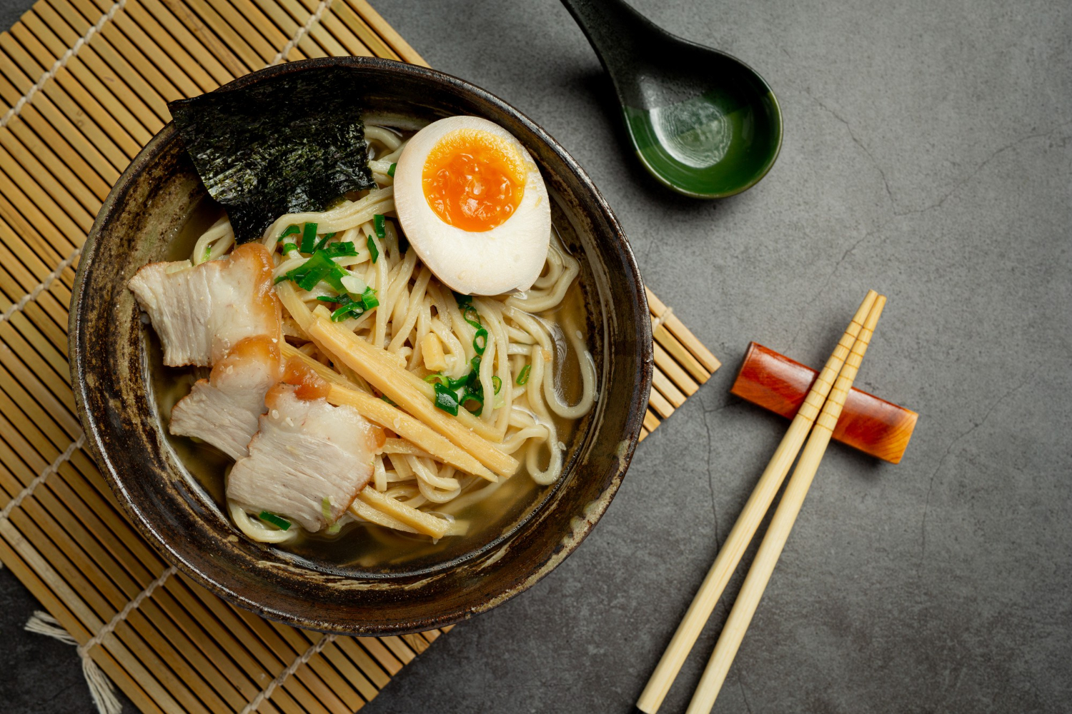 Bol de ramen japonais traditionnel avec nouilles, bouillon, œuf mariné et chashu