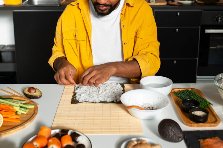 Façonnage des boulettes de riz japonaises en triangle étape par étape